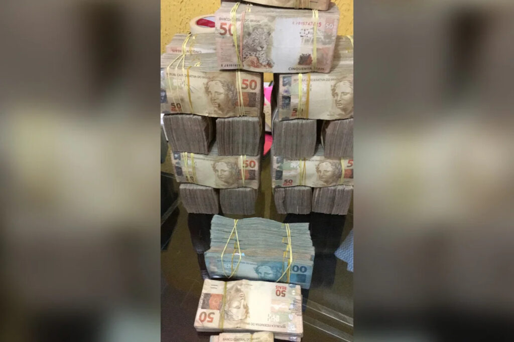 PF acha "torre" de dinheiro em operação contra máfia italiana 1 PF apreende dinheiro durante operação contra máfia italiana no Brasil