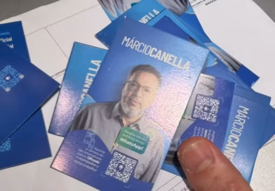 ‘Santinhos’ de Márcio Canella são apreendidos na casa de alvo de operação da PF que prendeu irmão e mãe de Oruam ‘Santinhos’ de Márcio Canella são apreendidos na casa de alvo de operação da PF que prendeu irmão e mãe de Oruam