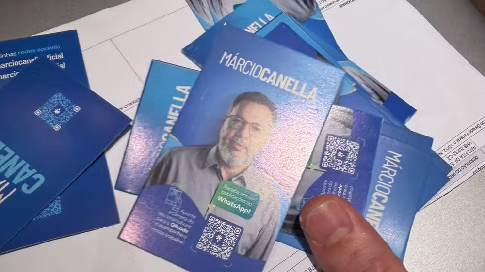 ‘Santinhos’ de Márcio Canella são apreendidos na casa de alvo de operação da PF que prendeu irmão e mãe de Oruam 1 19pf4a
