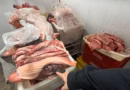 Cerca de 1 tonelada de alimentos é descartada em supermercados de três cidades do RJ Peças de carne com sinais de deterioração foram descartadas durante a operação