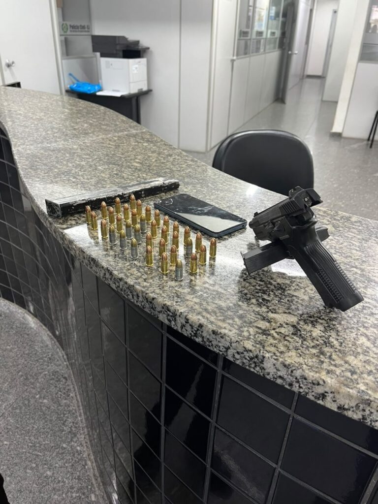 Homem é preso com pistola e 36 munições em Guarus 1 WhatsApp Image 2026 10 23 at 08.49.58 768x1024 Easy Resize.com