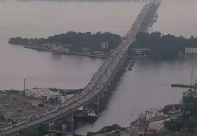 Criminosos assaltam ônibus na Ponte Rio-Niterói e roubam celulares e alianças de passageiros Criminosos assaltam ônibus na Ponte Rio-Niterói e roubam celulares e alianças de passageiros