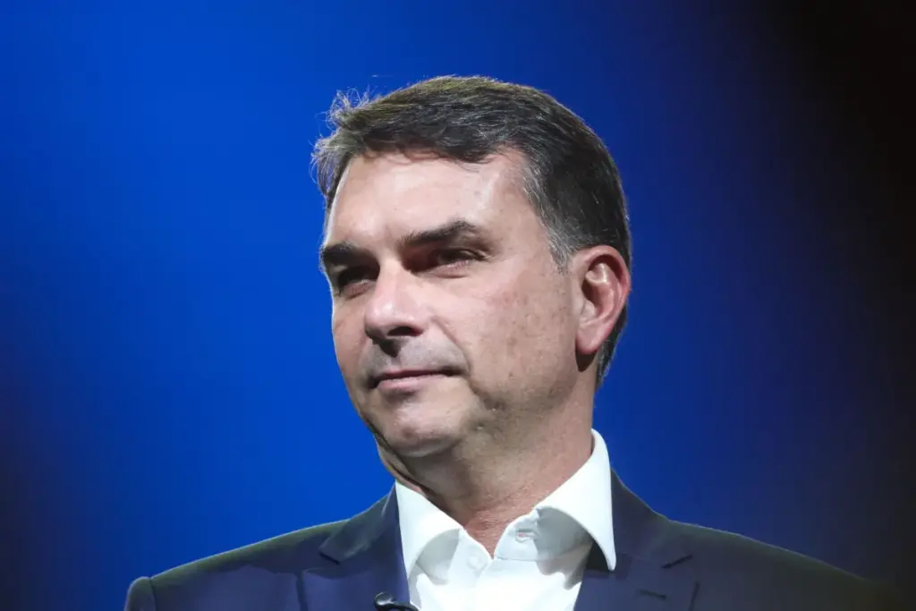 Flávio Bolsonaro chega com mulher e filhas aos EUA 1 flavio 1