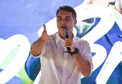 Alexandre de Moraes manda Flávio Bolsonaro entregar passaporte Alexandre de Moraes manda Flávio Bolsonaro entregar passaporte