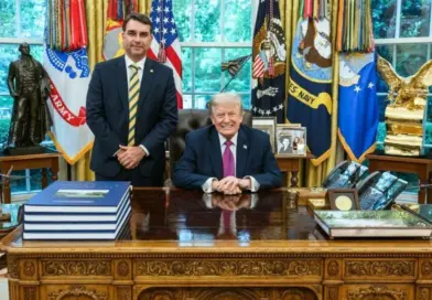 Assessor de Trump providenciou jato para Flávio Bolsonaro fugir para os EUA, diz NYT Assessor de Trump providenciou jato para Flávio Bolsonaro fugir para os EUA, diz NYT