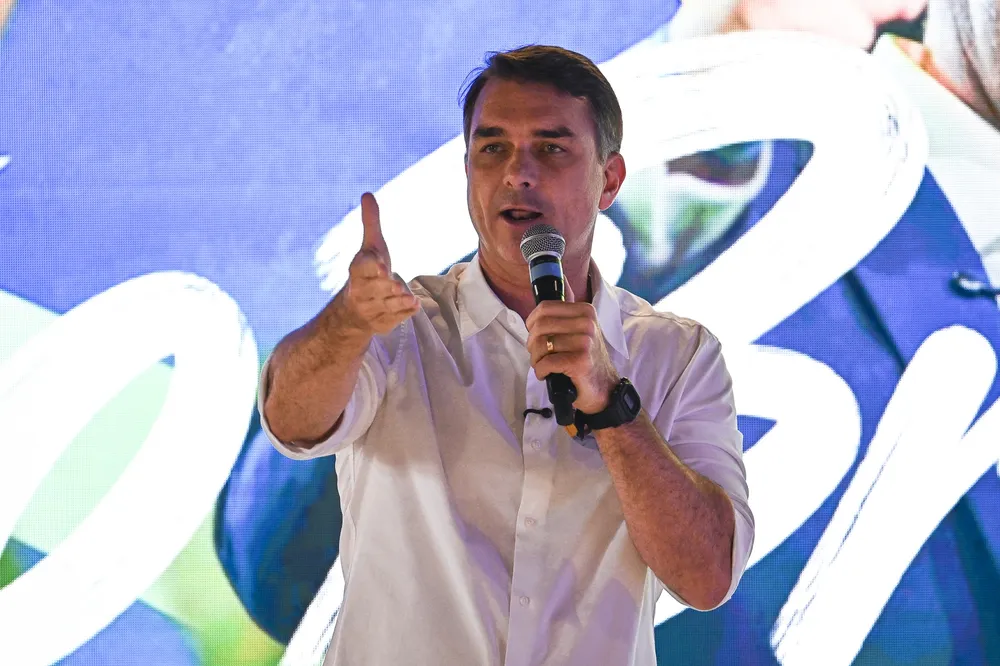 Alexandre de Moraes manda Flávio Bolsonaro entregar passaporte 1 flavio
