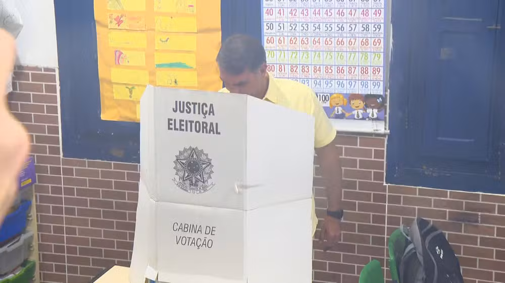 ‘Chegou a hora da mudança de verdade’, diz Flávio Bolsonaro após votar na Zona Norte do Rio 1 gnews voto flavio bolsonaro frame 113512