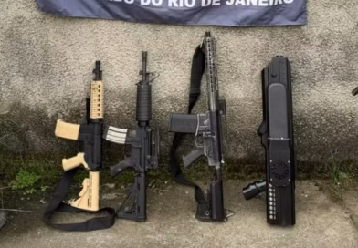 PM apreende 3 fuzis e bazuca usada para derrubar drones no Rio PM apreende 3 fuzis e bazuca usada para derrubar drones no Rio