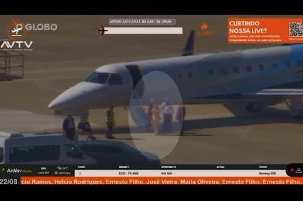 Alexandre de Moraes saindo do jatinho de Vorcaro